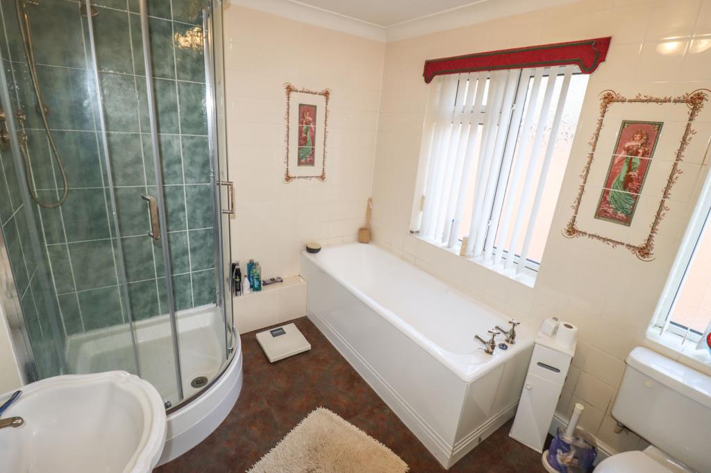 Lot: 117 - FREEHOLD COMMERCIAL RETAIL UNIT WITH FLAT ABOVE FOR INVESTMENT OR REDEVELOPMENT - Bathroom with bath and shower cubicle